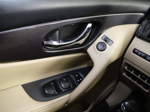 Used 2018 Nissan Rogue SV image 28