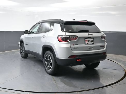 Used 2025 Jeep Compass Trailhawk AWD/4WD image 12