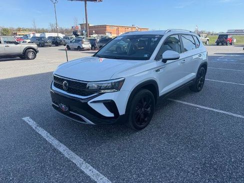 Used 2023 Volkswagen Taos SE image 4