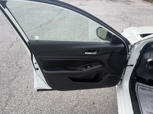 Used 2025 Nissan Altima 2.5 SV FWD image 11