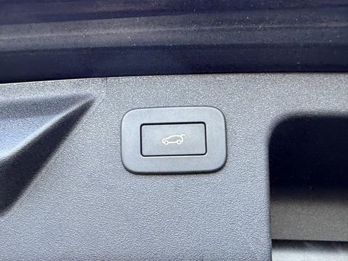 Used 2023 Land Rover Discovery Sport SE image 12