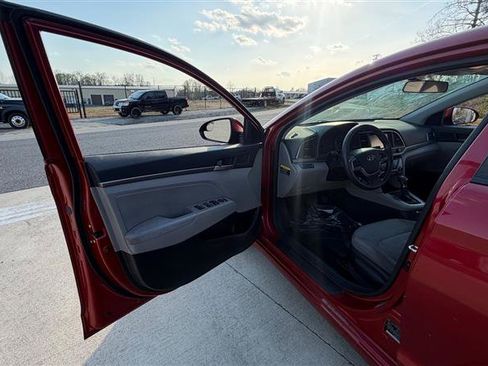 Used 2017 Hyundai Elantra SE image 9