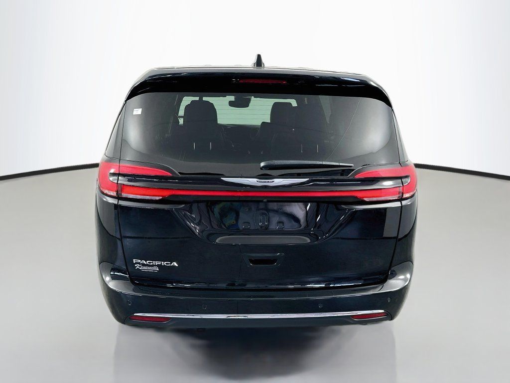 Used 2025 Chrysler Pacifica Select FWD image 6