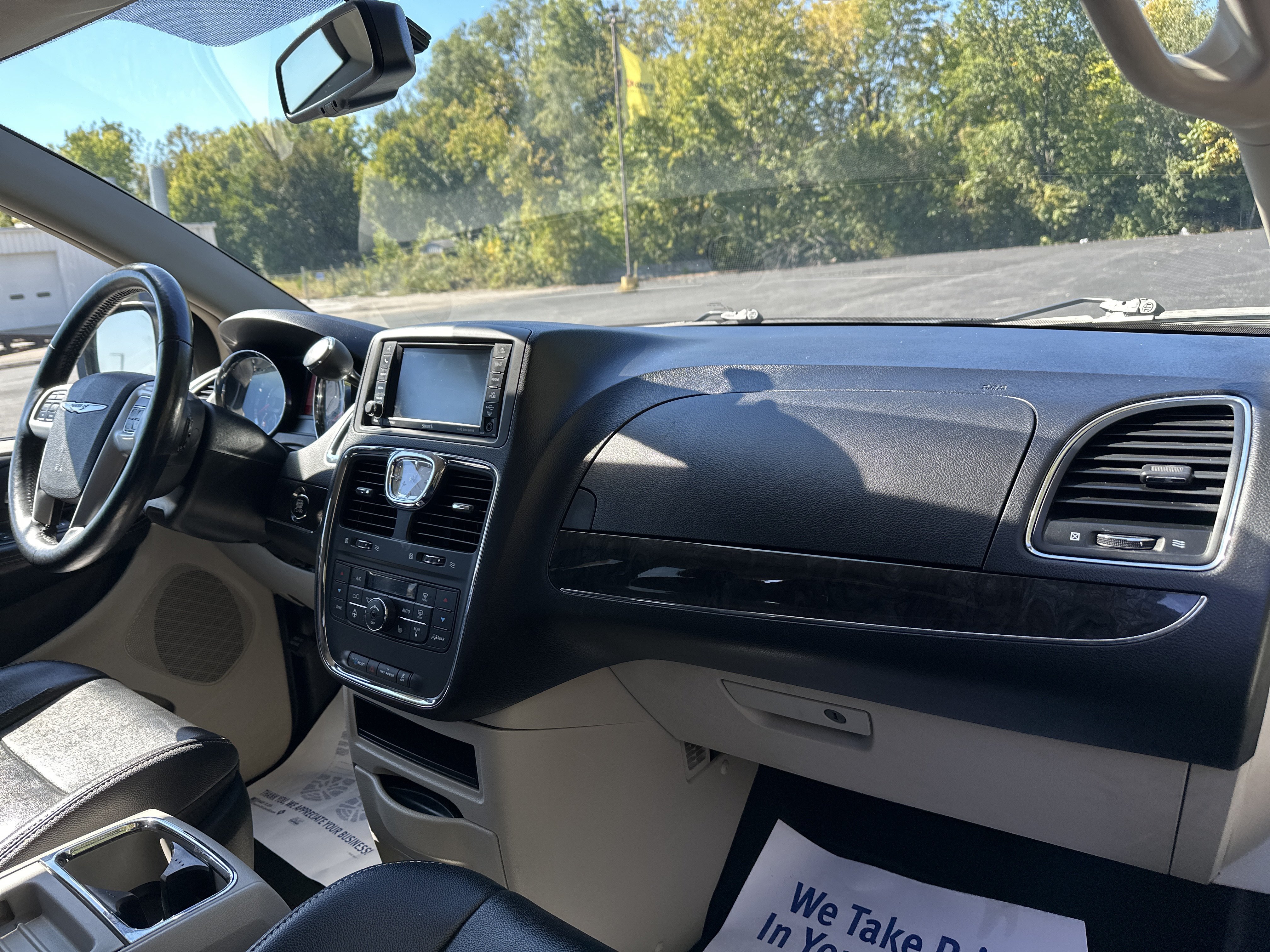 Used 2015 Chrysler Town & Country Touring w/ Driver Convenience Group FWD image 27