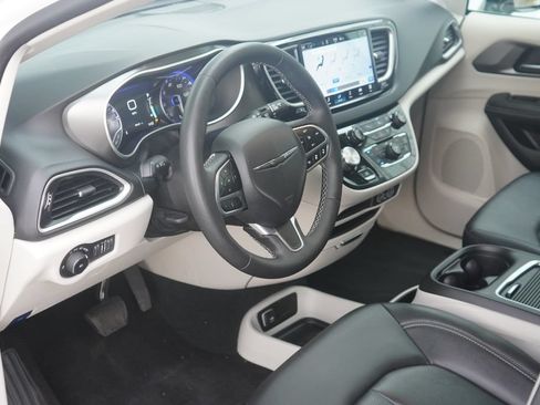 Used 2024 Chrysler Pacifica Touring-L FWD image 11