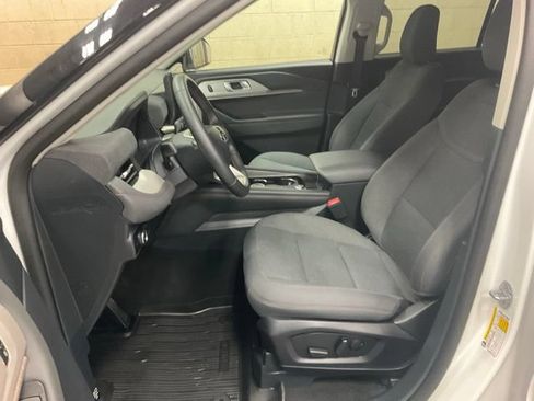 Used 2025 Ford Explorer Active AWD/4WD image 8