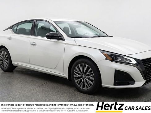 Used 2025 Nissan Altima 2.5 SV image 1