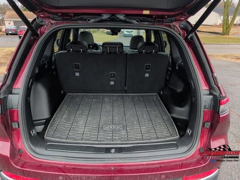 Used 2024 Jeep Grand Cherokee Limited w/ Luxury Tech Group II image 13