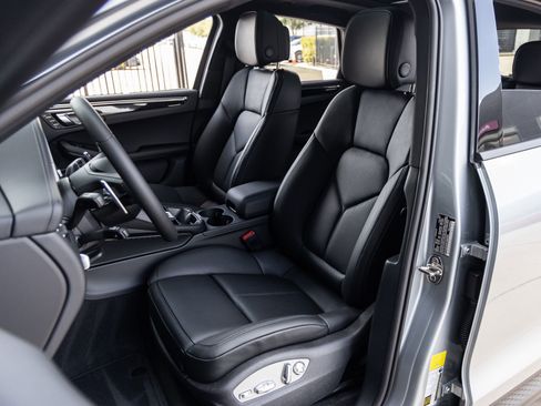 Certified 2026 Porsche Macan AWD/4WD image 5