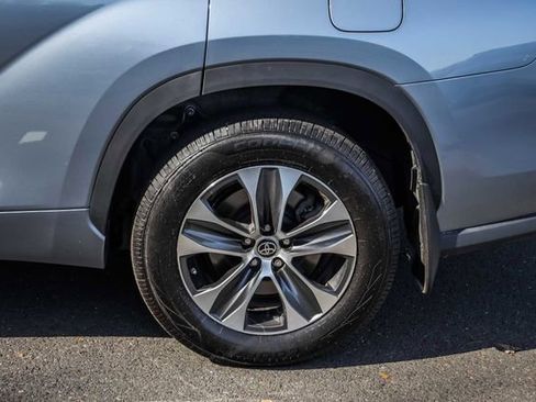Used 2022 Toyota Highlander XLE AWD/4WD image 14