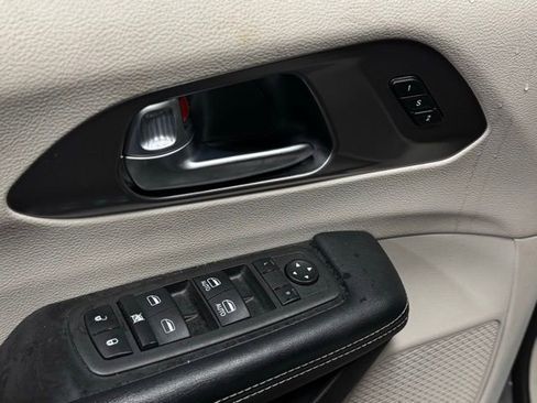 Used 2022 Chrysler Pacifica Touring-L image 14