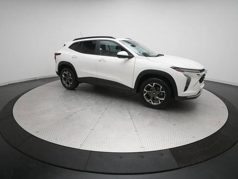 Used 2024 Chevrolet Trax LT w/ Sunroof Package FWD image 35