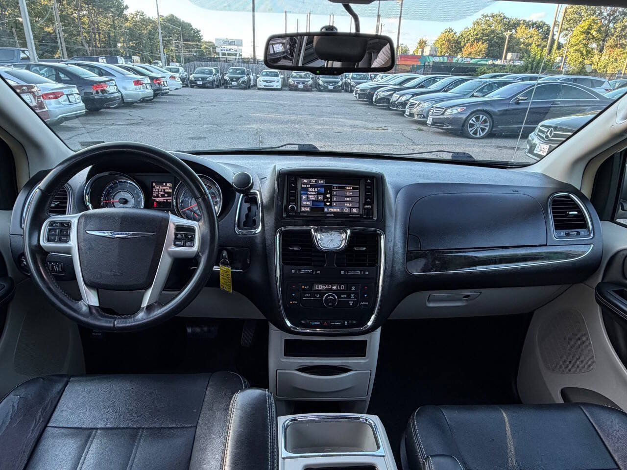 Used 2016 Chrysler Town & Country Touring FWD image 19