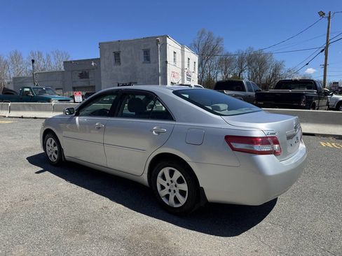 Used 2010 Toyota Camry LE image 9