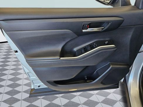 Used 2022 Toyota Highlander XLE image 10