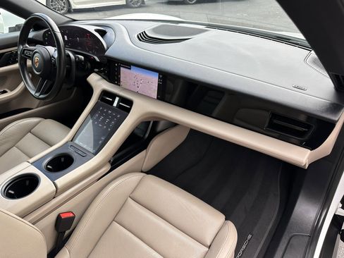 Used 2022 Porsche Taycan image 20