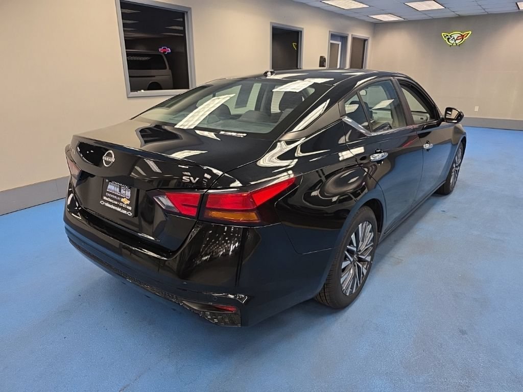 Used 2024 Nissan Altima 2.5 SV FWD image 3