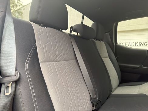 Used 2020 Toyota Tacoma TRD Off-Road w/ Technology Package image 28