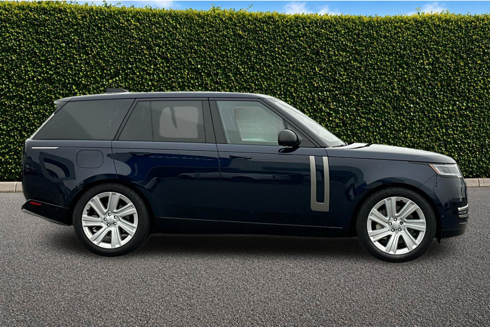 Used 2023 Land Rover Range Rover SE AWD/4WD image 3