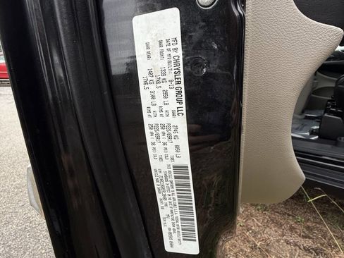 Used 2014 Chrysler Town & Country Touring image 6