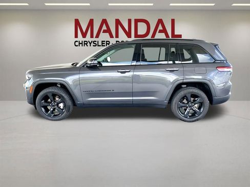 Used 2023 Jeep Grand Cherokee Limited w/ Black Appearance Package AWD/4WD image 8