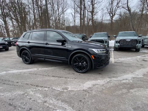 Used 2022 Volkswagen Tiguan SE R-Line image 2