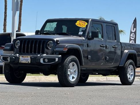 Certified 2022 Jeep Gladiator Sport AWD/4WD image 8