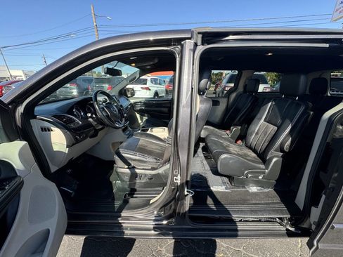 Used 2017 Dodge Grand Caravan SXT image 19