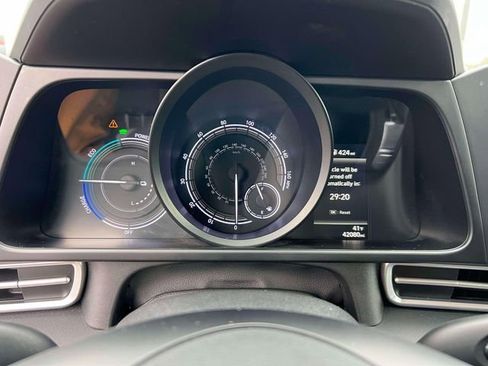 Used 2023 Hyundai Elantra Blue image 24