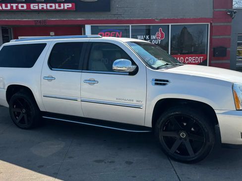 Used 2011 Cadillac Escalade ESV Luxury AWD/4WD image 3