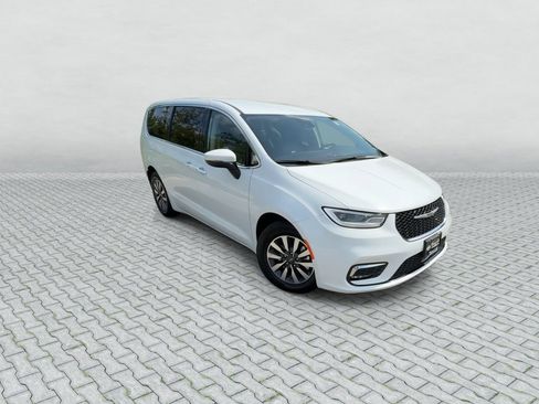 Used 2023 Chrysler Pacifica Touring-L FWD image 2