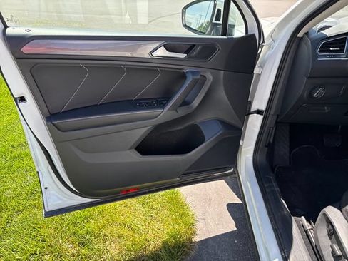 Used 2023 Volkswagen Tiguan SE w/ Panoramic Sunroof Package AWD/4WD image 10