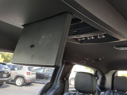 Used 2018 Dodge Grand Caravan SXT w/ Blacktop Package FWD image 27