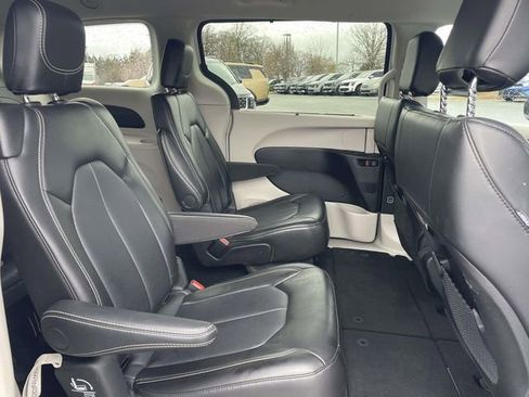 Used 2024 Chrysler Pacifica Touring-L image 22