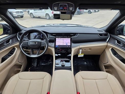 New 2025 Jeep Grand Cherokee Limited w/ Luxury Tech Group II image 21