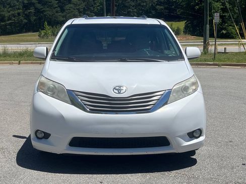 Used 2014 Toyota Sienna XLE w/ XLE Premium Package FWD image 5