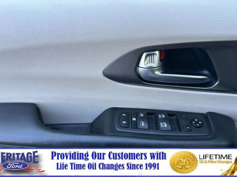 Used 2021 Chrysler Pacifica Touring-L FWD image 11