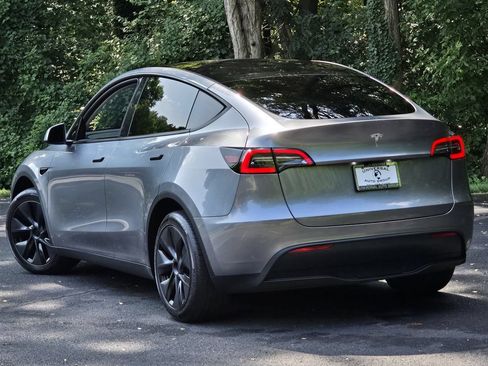 Used 2025 Tesla Model Y Long Range RWD image 61