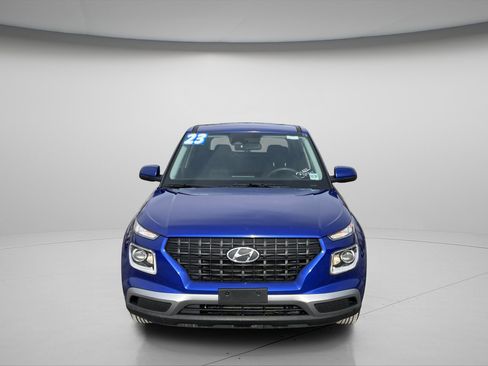Used 2023 Hyundai Venue SE image 2