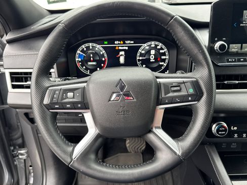 Used 2024 Mitsubishi Outlander SE Black Edition FWD image 14