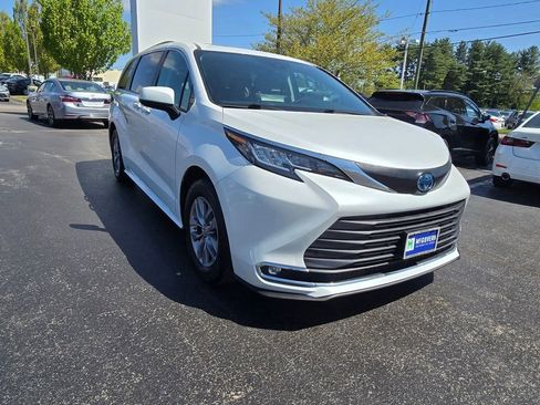 Certified 2023 Toyota Sienna XLE FWD image 11