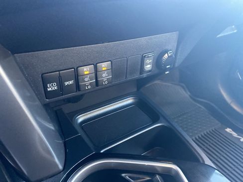 Used 2018 Toyota RAV4 Limited image 16