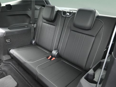 Used 2024 Volkswagen Tiguan SE R-Line FWD image 25