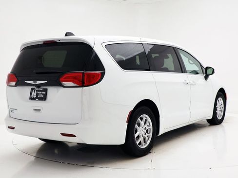 Used 2023 Chrysler Voyager LX image 8