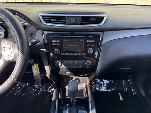 Used 2015 Nissan Rogue S AWD/4WD image 2