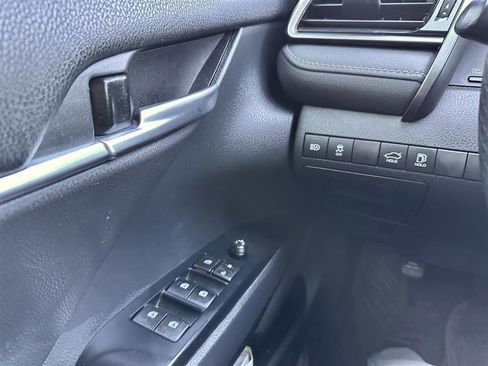 Used 2020 Toyota Camry SE image 31