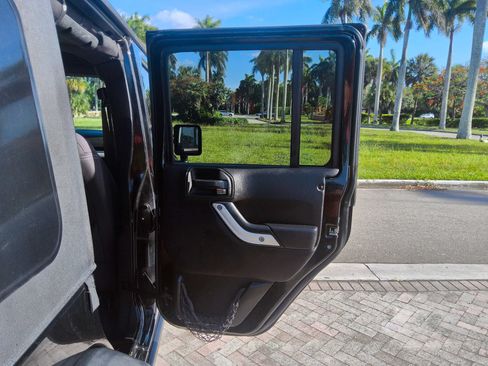 Used 2014 Jeep Wrangler Unlimited Rubicon w/ Connectivity Group AWD/4WD image 29