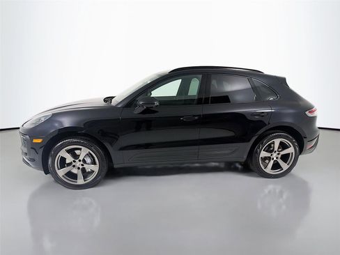 Certified 2025 Porsche Macan AWD/4WD image 2