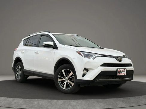 Used 2017 Toyota RAV4 XLE FWD image 2
