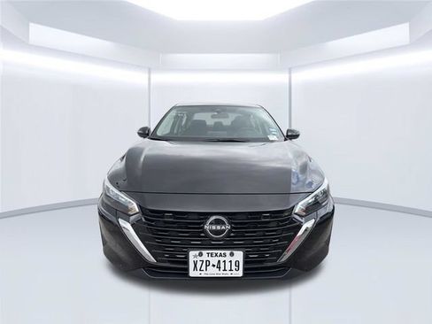 Used 2025 Nissan Sentra SV FWD image 2